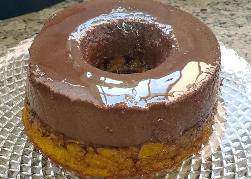 Aprenda a fazer um bolo de cenoura com brigadeiro delicioso para o lanche  da tarde