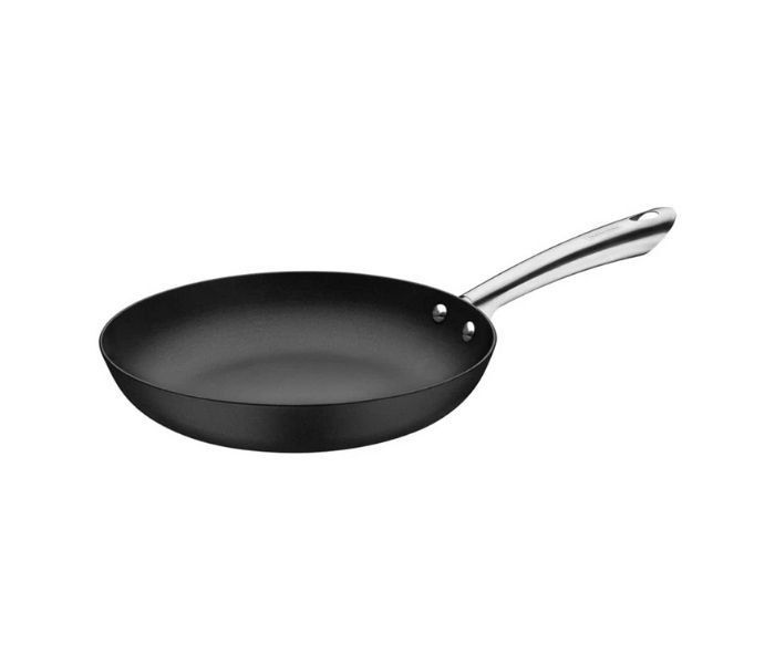 Frigideira de ferro antiaderente preta com cabo prata para facilitar na hora de lavar louça