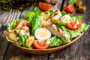 Adicione a salada em refeições, deixando-a ainda mais atraente. 