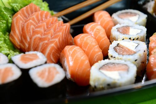 Comida japonesa: sashimis, sushis e rolls feitos com salmão