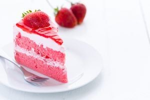 Confira como é fácil fazer um bolo rosa, lindo e saboroso.