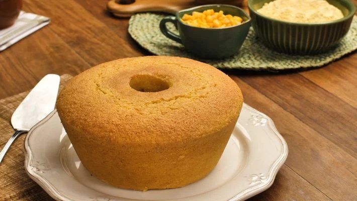 comidas de festa junina: bolo de milho com buraco no meio e milho no fundo