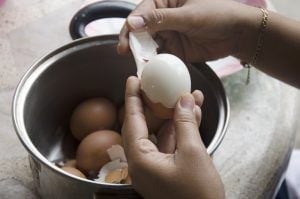 Confira 3 métodos simples de descascar os ovos.