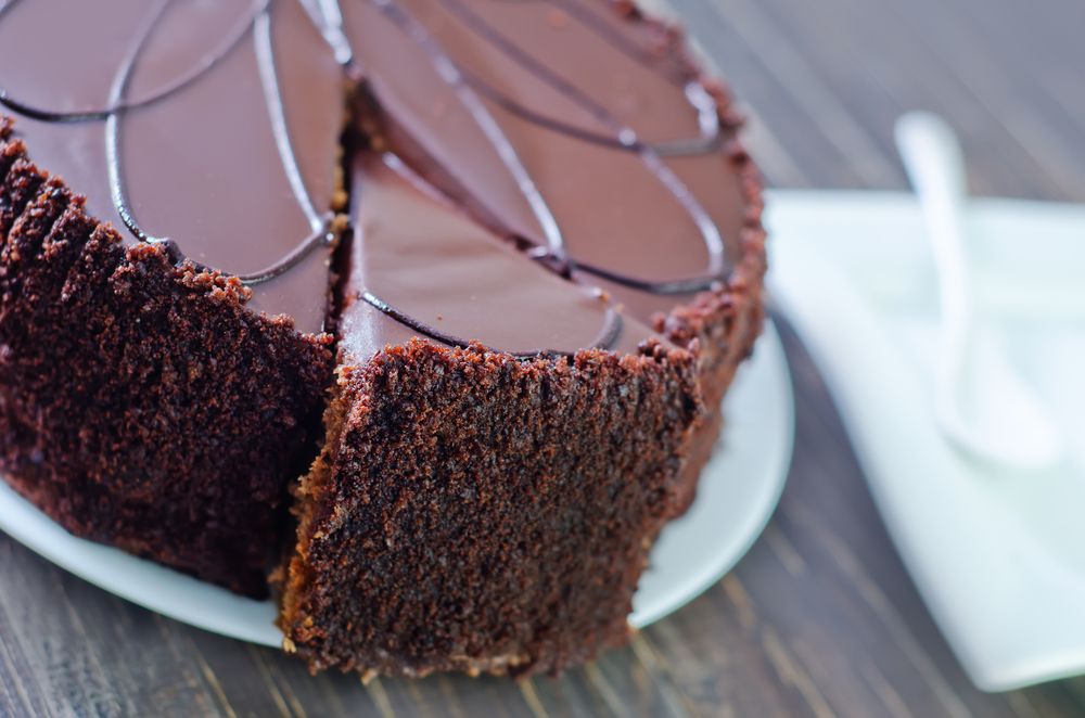 Bolo de chocolate, pastéis e hamburguer