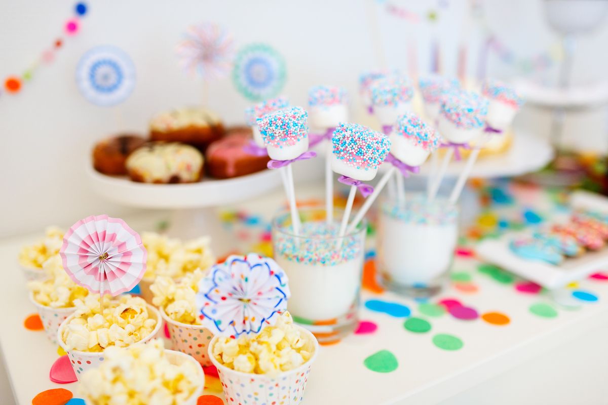 Desenho Infantil De Uma Massa De Bolo De Aniversário Com Creme Num