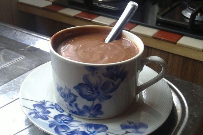 Chocolate quente cremoso servido na xícara