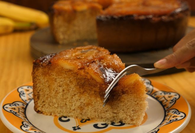 BOLO DE BANANA CARAMELIZADA (INVERTIDO), DE LIQUIDIFICADOR