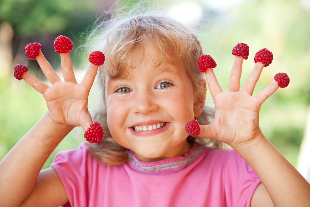 Faça diferentes cortes nas frutas com formatos divertidos que atraiam a criançada.