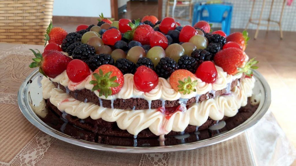 Bolo Alto de Chantilly com Doce de Leite e Frutas Vermelhas