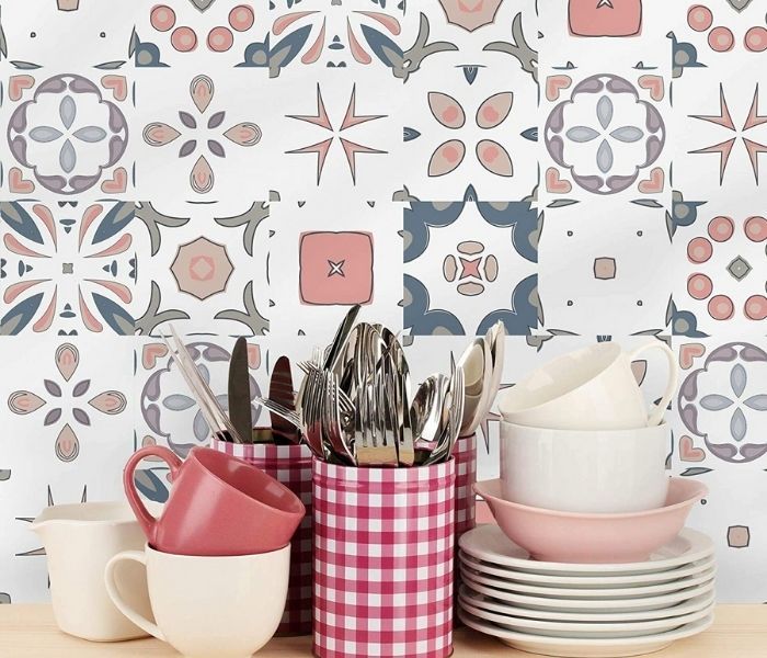 Adesivo geométrico rosa e azul moderno para transformar a cozinha em minutos