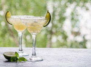 Caipirinha de cerveja decorada com limões