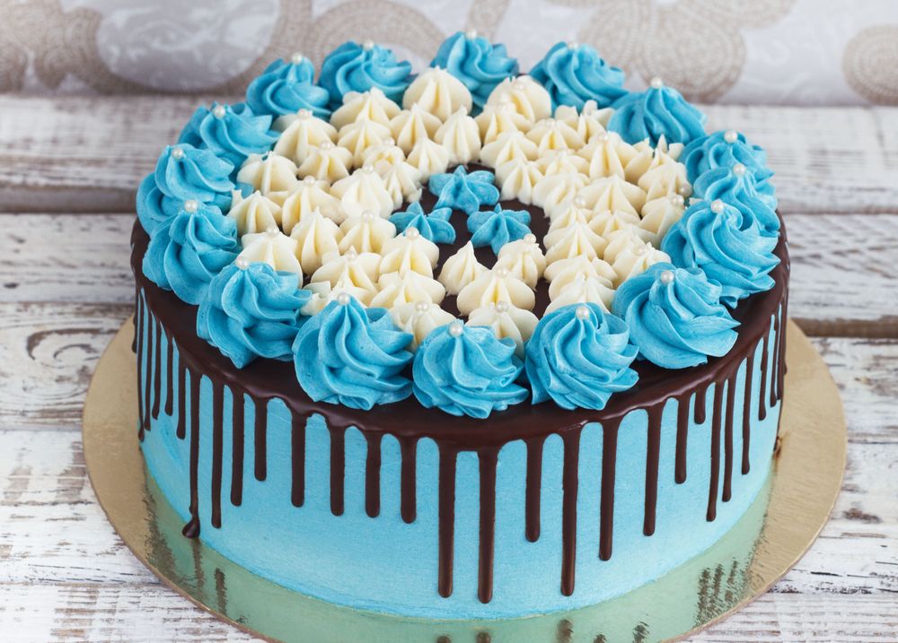 Bolo de Aniversário Masculino Redondo  Bolos decorados com chantilly, Bolo  azul e branco, Bolo azul