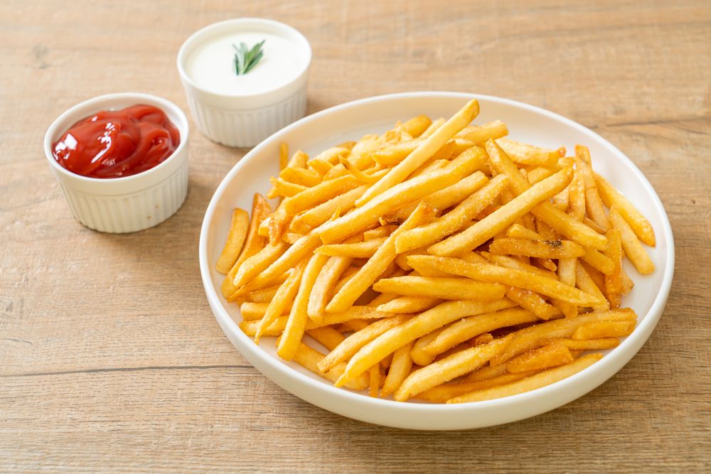 Foto batata frita crocante com ketchup