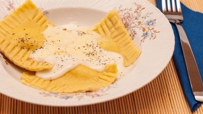 prato branco com ravioli com molho branco e champagne