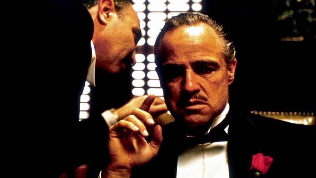 Don Vito Corleone com um de seus capangas em cena do filme O poderoso Chefão