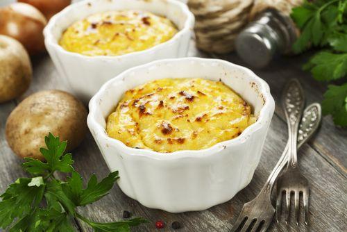 Duas tigelas com bacalhau com purê de batatas gratinado