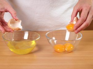 A própria casca do ovo pode te ajudar a separar as claras da gema.