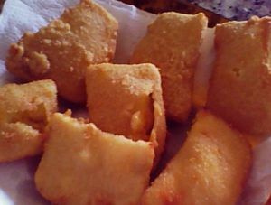 Aposte nos queijos empanados para servir como aperitivo.