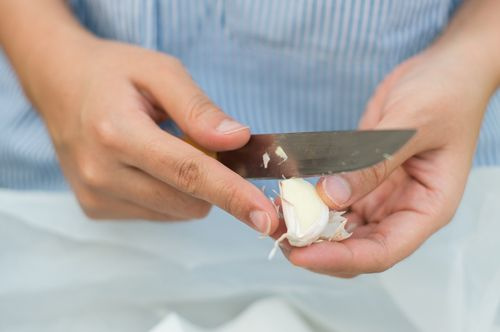 Aprenda como tirar o cheiro de alho das mãos