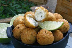 Os bolinhos de bacalhau são uma alternativa deliciosa para se comer esse peixe.