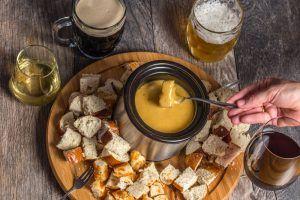 Fondue servido com bebidas