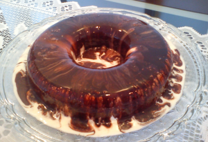 Bolo de sorvete com calda de chocolate