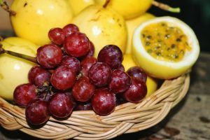 Uvas e maracujás em uma cesta