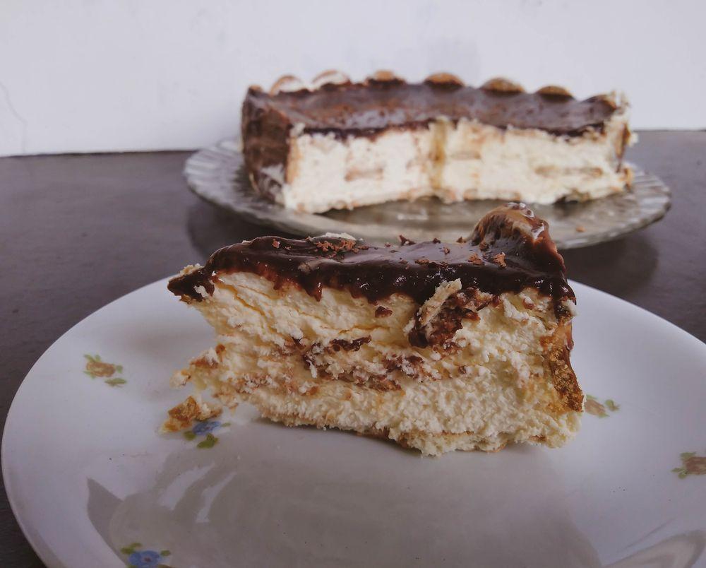 Fatia de torta alemã em um prato, com o restante da torta em segundo plano