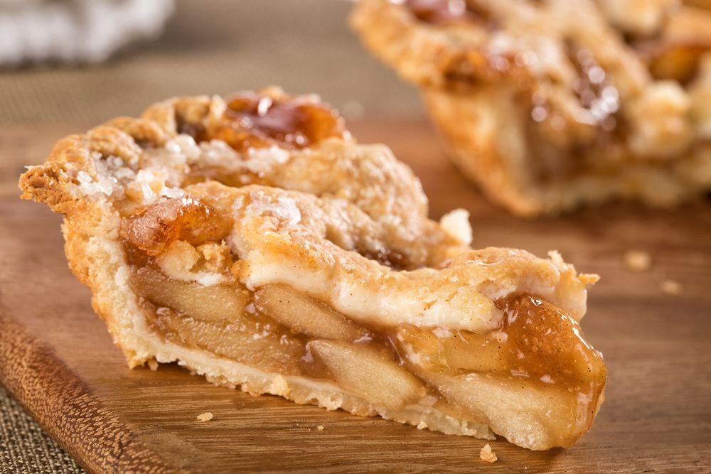 Fatia de torta de maçã sobre a mesa