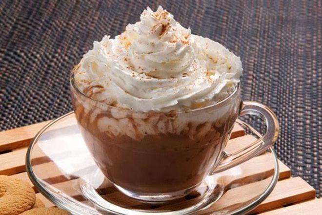 Chocolate quente especial decorado com chantili