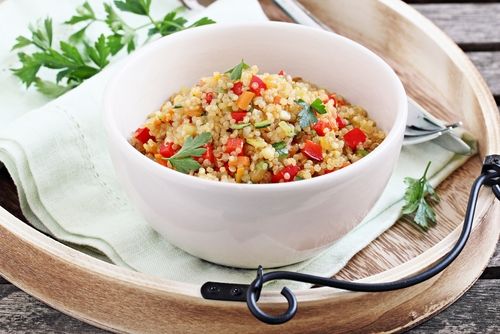 Salada de quinoa: fácil de fazer e saudável
