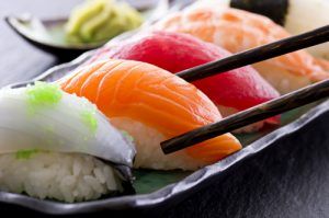 Diversos tipos de sushi 