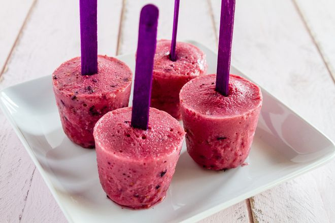 Picol&eacute; de frutas vermelhas feito com copinhos descart&aacute;veis