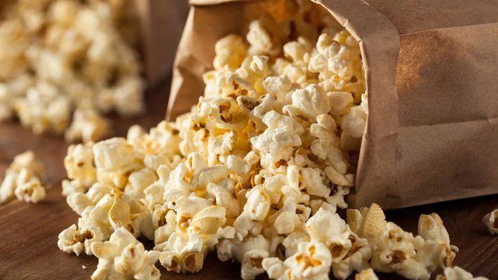 Oscar: pacote de papel com pipoca saindo