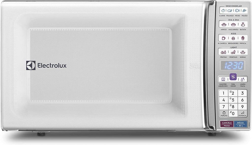 micro-ondas branco fechado em um fundo branco