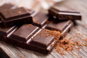 O chocolate amargo contribui para reduzir o estresse e elevar a sensação de bem estar.