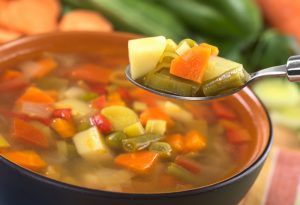 Uma sopa quentinha e temperada pode ser um bom presente nesse inverno. 