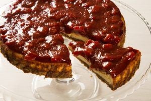 Cheesecake com cobertura de goiaba