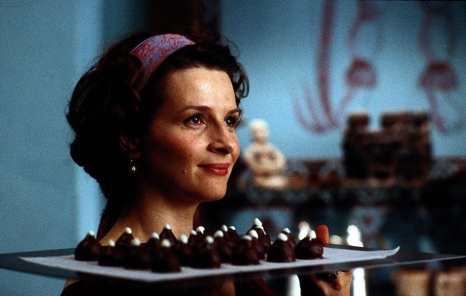 Juliette Binochet segurando uma bandeja de trufas de chocolate para a clássica cena do filme com uma das mais sobremesas mais famosas do cinema
