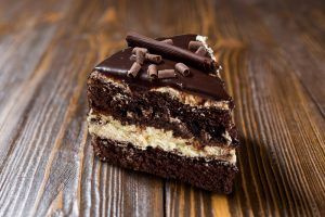 Finalize seu bolo com deliciosas batatas chips com chocolate.