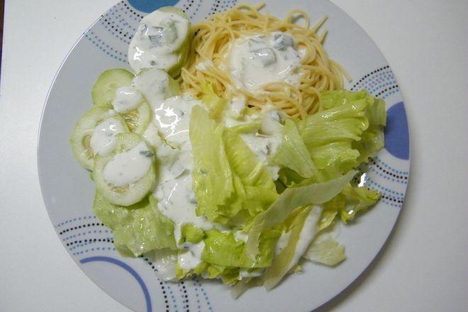 Salada servida com molho de iogurte