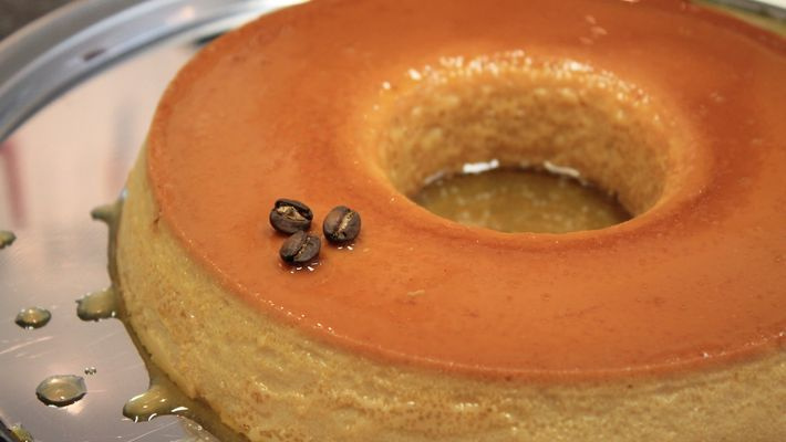 Pudim de café que não vai ao forno decorado com grãos de café