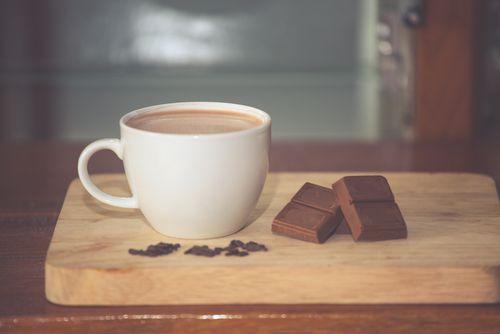 Chocolate quente com barra de chocolate