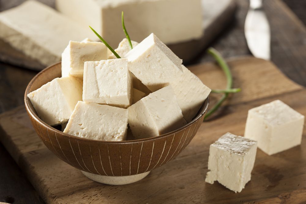 O tofu, feito a base de soja, é uma fonte rica em ferro.