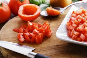 Confira como é simples cortar tomates em cubos.