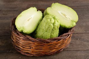 Como tirar a cola do chuchu das mãos