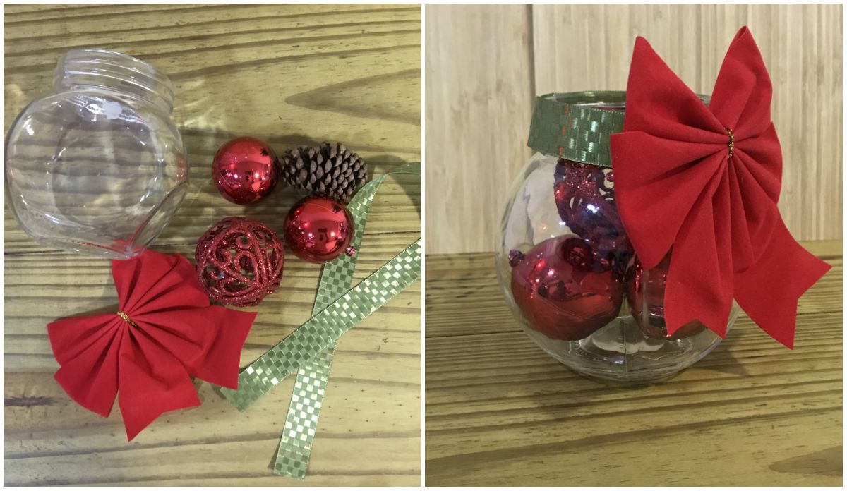 Pote de vidro com bolas de Natal decorado com fita
