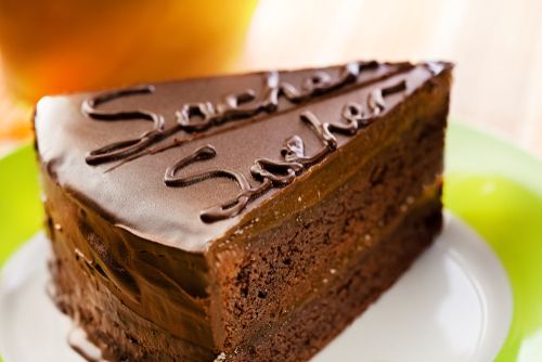 Torta Sacher: massa com chocolate amargo e recheio de damasco