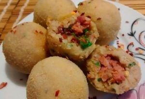 O bolinho de feijão pode ser feito com a sobra do feijão.