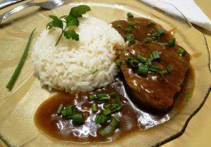 Filé mignon ao molho de cerveja acompanhado de arroz